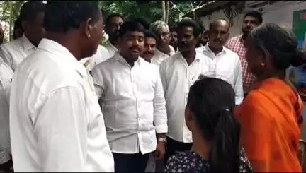 బోయిన్‌పల్లి: తడకొండ గ్రామంలో బాధిత కుటుంబానికి రాష్ట్ర ప్రభుత్వం తరఫున ఆర్థిక సహాయం అందజేసిన చొప్పదండి ఎమ్మెల్యే మేడిపల్లి సత్యం