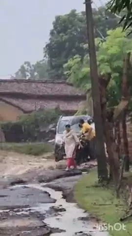 चतरा: भारी बारिश से कालीकरण सड़क गड्ढे में तब्दील, कई लोग गिरकर हुए घायल