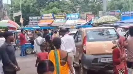 जगदीशपुर: भागलपुर: जवाहरलाल नेहरू मेडिकल कॉलेज अस्पताल के मुख्य गेट पर टोटो व ई-रिक्शा चालकों का दबदबा