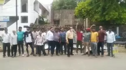 अजमेर: रामगंज स्थित संचालित गुमटी चालक पहुंचे अजमेर जिला कलेक्ट्रेट, गुमटियां हटाने को लेकर किया प्रदर्शन