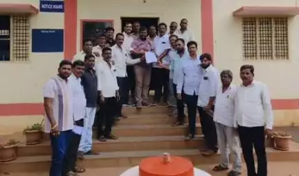 జహీరాబాద్: రంజోల్ రామలింగేశ్వర ఆలయ భూములను కాపాడాలి, ఆర్డీవో కార్యాలయంలో వినతి పత్రం అందజేసిన గ్రామస్తులు