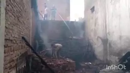 औरैया: कोतवाली क्षेत्र के मोहल्ला तिलक नगर में विधवा महिला के मकान में अज्ञात कारणों से लगी आग, महिला की आँखों से छलके आंसू