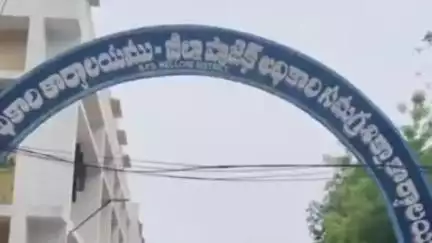 డీఈవో కార్యాలయం ఎదుట ఏబీవీపీ నిరసన..డీఈవో దిష్టిబొమ్మ దగ్ధం