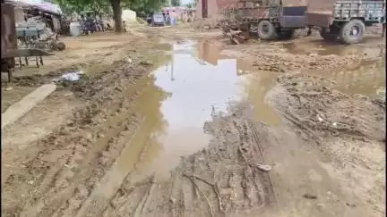 भीलवाड़ा: बड़लियास क्षेत्र के ग्रामीणों ने जिला स्तरीय जनसुवाई में जिला कलेक्टर से की शिकायत, गांव की सड़कों की हालत बेहाल