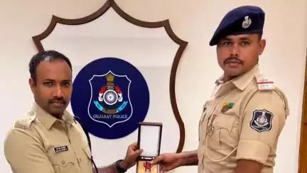 હિંમતનગર: હિંમતનગરના વતની અને ચેતક કમાન્ડોમાં ફરજ બજાવતા યુવાનને રાષ્ટ્રપતિ મેડલથી સન્માનિત કરાયા
