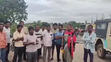 సిర్పూర్ టి: అటవీ శాఖ అధికారులు వేధిస్తున్నారంటూ రోడ్డుపై బైఠాయించి నిరసన తెలియజేసిన అంకుశపూర్ పోడు రైతులు #localissue