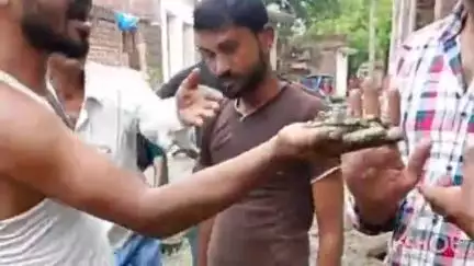 दातागंज: उसावां में सीसी रोड निर्माण को लेकर स्थानीय लोगों ने किया बवाल, घटिया सामग्री लगाने का लगाया आरोप