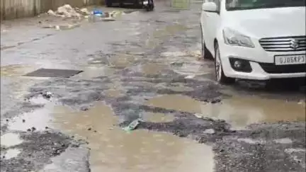વડોદરા: ગાજરાવાડી ટાંકીથી ઈદગાહ મેદાન તરફનો રોડ બિસ્માર થયો,ખાડાઓનું સામ્રાજ્ય થતા વાહનચાલકોને હાલાકી