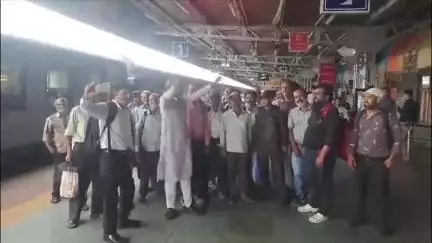 राऊ: इंदौर-महू रेल यात्री संघ का प्रदर्शन, यात्रियों की सुविधा के लिए ज्ञापन सौंपा, महू में डेमू के प्लेटफार्म बदलने की मांग