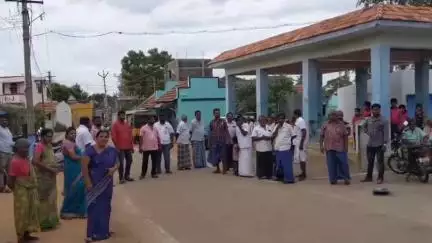 நிலக்கோட்டை: 8 ஆண்டுகளுக்குப் பிறகு கிராமத்துக்கு வந்த அரசு பேருந்து - வீரசிக்கம்பட்டியில் பட்டாசு வெடித்து வரவேற்ற கிராம மக்கள்