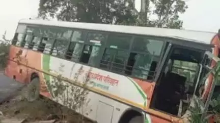 चांदपुर: चांदपुर में बरेली से मुजफ्फरनगर जा रही बस पेड़ से टकराई, बस चालक की मौत