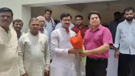 धनौरा: गजरौला चौपला रोडवेज बस अड्डे से क्षेत्रीय विधायक राजीव तारारा ने रोडवेज बस को हरी झंडी दिखाकर किया शुभारंभ