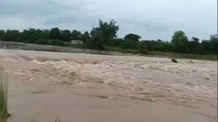 গোপীবল্লভপুর ২: টানা বৃষ্টিতে বড়ামারা কজওয়ে ও বাঘেশ্বর কজওয়ে উপর দিয়ে বইছে ডুলুং নদীর জল,জলস্তর বাড়ায় যোগাযোগ বিচ্ছিন্ন একাধিক গ্রামের