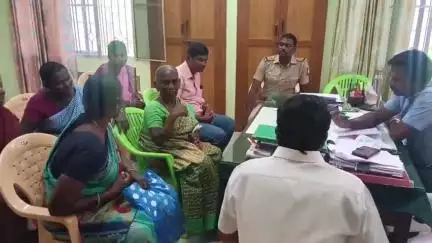 கோவில்பட்டி: தாலுகா அலுவலகத்தில் இலவச பட்டா கேட்டு நடைபெற இருந்த ஆர்ப்பாட்டம் தொடர்பாக சமாதான கூட்டம் நடைபெற்றது