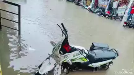 मालपुरा: मालपुरा में करीब आधा घंटे तक मूसलादार बरसात होने से घाटी रोड पर 1 फीट तक बहा पानी, महावीर मार्ग बना टापू