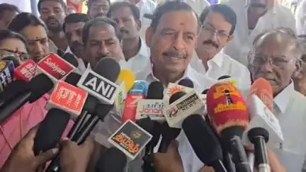நாகப்பட்டினம்: "தூர் வாரும் பணிகள் மோசம், தூர் வாரப்பட்டதாக பில் போடப்பட்டுள்ளது" - முன்னாள் அமைச்சர் O.S.மணியன் வெளிப்பாளையத்தில் பேட்டி