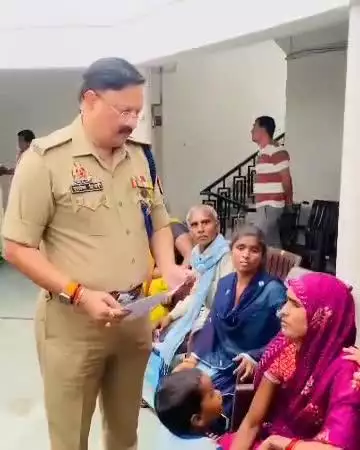 शाहजहांपुर: जनसुनवाई के दौरान बुजुर्ग महिला एसपी ऑफिस पहुंची, पुलिस अधीक्षक ने कार्यालय कक्ष के बाहर आकर सुनी समस्या और दिए निर्देश