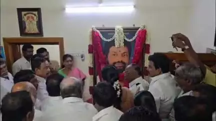 நாகப்பட்டினம்: பப்ளிக் ஆபீஸ் ரோட்டில் அமமுக மாவட்ட செயலாளர் மஞ்சுளா சந்திரமோகன் 150 பேருடன் ஓ.எஸ்.மணியன் முன்னிலையில் அதிமுகவில் இணைந்தார்