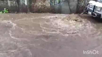 इगतपुरी: पहिल्याच पावसात इगतपुरी नगरपरिषदेच्या नालेसफाई ची पोलखोल रोड नगरपालिका रोड सहित अनेक भागात रस्त्यावर पाणी