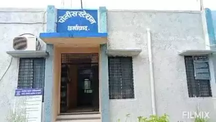 धर्माबाद: धर्माबाद ते कारेगाव रोडवर पिंपळगाव येथे अवैधरित्या रेती वाहतूक करणारा हायवा धर्माबाद पोलिसांनी पकडला,गुन्हा नोंद