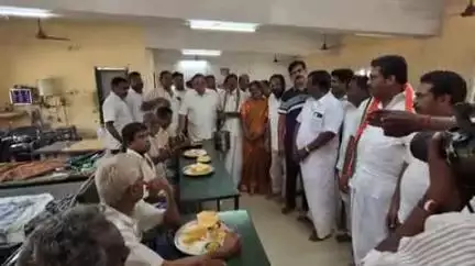 கடலூர்: காங்கிரஸ் முன்னாள் தலைவர் ராகுல் காந்தி பிறந்த நாள் மஞ்சக்குப்பத்தில் அன்னதானம், நலத்திட்ட உதவிகள் வழங்கப்பட்டது எம்.பி பங்கேற்றார்