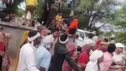 बस्सी: अनंतपुरा गांव में रास्ते पर अतिक्रमण हटाने पर बवाल, प्रशासन की कार्रवाई का ग्रामीणों ने किया विरोध