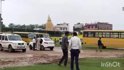 शंकरगढ़: काका लरंग साय स्टेडियम में यातायात विभाग ने की स्कूल बसों की फिटनेस चेकिंग