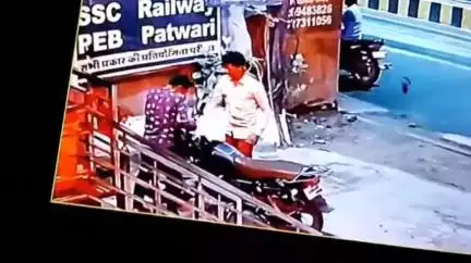 मंदसौर: श्रीकोल्ड चौराहा के पास दोपहिया वाहन चोरी करने आए 3 चोर CCTV में कैद, सायरन से भागे