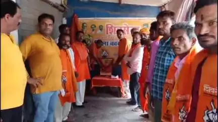 नवाबगंज: सोमैया नगर स्थित शिव सेना यूबीटी कार्यालय पर पार्टी का स्थापना दिवस मनाया गया, प्रदेश महासचिव ने विपक्ष पर साधा निशाना