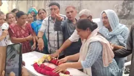 અમદાવાદ પ્લેન દુર્ઘટનામાં અવસાન પામેલા રમેશભાઈનો મૃતદેહ લક્ષ્મણ ટેકરી તેમના નિવાસાને આવી પહોંચતા તેમની અંતિમયાત્રા નીકળી