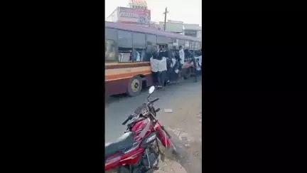 ஸ்ரீபெரும்புதூர்: சுங்குவார்சத்திரத்தில் அரசு பேருந்தில் ஆபத்தை உணராமல் பயணிக்கும் மாணவர்கள் வீடியோ சமூகவலைதளம் பரவி வைரல்