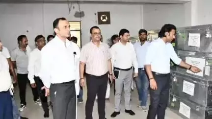 शामली: शामली में जिला निर्वाचन अधिकारी ने EVM-VVPAT वेयरहाउस का निरीक्षण किया, व्यवस्थाओं का लिया जायजा