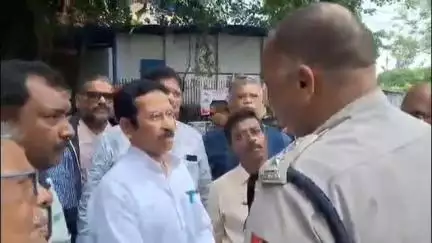 ব্যারাকপুর ২: প্রদেশ কংগ্রেস সভাপতি নেতৃত্বে গারুলিয়া য় কংগ্রেসের প্রতিনিধি দল পথ আটকে দিল পুলিশ