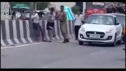 खेकड़ा: दिल्ली सहारनपुर नेशनल हाइवे बड़ौत में बना जंग का अखाड़ा, दिनदहाड़े गुंडागर्दी का वीडियो हुआ वायरल