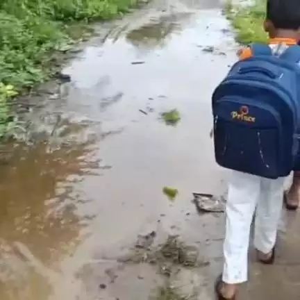 ಚಿತ್ತಾಪುರ: ತೋನಸನಹಳ್ಳಿ ಗ್ರಾಮದಲ್ಲಿ ಚರಂಡಿ ನೀರಲ್ಲಿ ಶಾಲಾ ಮಕ್ಕಳ ಓಡಾಟ: ರಸ್ತೆ ಮಾಡಿಸಲು ಗ್ರಾಮಸ್ಥರ ಆಗ್ರಹ
