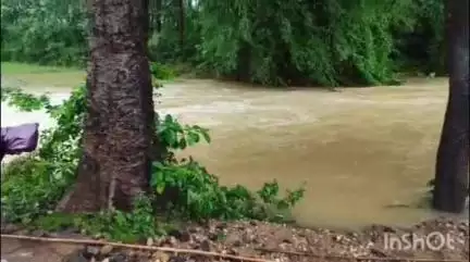 রাইপুর: রাইপুর থানার মটগোদা থেকে হলুদকানালি হয়ে আঁকখুটা মোড় যাওয়ার  রাস্তার ক্ষুদেকানালি খালে তলিয়ে গেল মারুতি ভ্যান