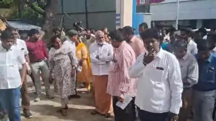 அம்பத்தூர்: பவன் கல்யாணக்கும் தமிழ் நாட்டிற்கும் என்ன சம்பந்தம் - ராஜா தோட்டம் பகுதியில் ஆய்வு மேற்கொண்ட பின்பு செய்தியாளர்களிடம் பேசிய சேகர் பாபு கேள்வி