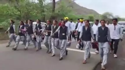बड़वानी: चाटली कॉलेज से बड़वानी कार्यक्रम में राज्यपाल-CM से मिलने निकली छात्रा को रोका, DM से मिलने पैदल निकली