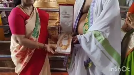 భద్రాచలం: భద్రాచలం సీతారామచంద్ర స్వామి వారికి 5,98,520 విలువ కలిగిన బంగారు హారాన్ని విరాళంగా అందించిన హైదరాబాద్ భక్తులు