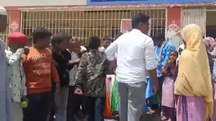 ఎమ్మిగనూరు: ఎమ్మిగనూరు : కాంగ్రెస్ పార్టీ ఆధ్వర్యంలో రాహుల్ గాంధీ 55వ జన్మదిన వేడుకలు ఘనంగా విద్యార్థులతో కలిసి నిర్వహించారు.