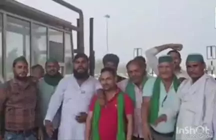 बेहट: चमारीखेड़ा टोल प्लाजा पर किसानों ने टोल कर्मियों पर गुंडई का आरोप लगाकर किया हंगामा