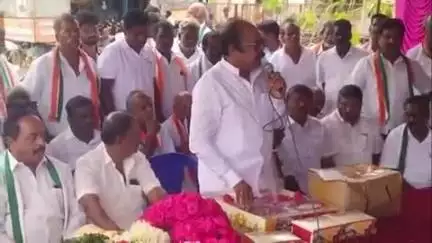 ஊத்தங்கரை: ரவுண்டானா பகுதியில்  ராகுல்காந்தி பிறந்தநாள் விழா கோபிநாத் எம்.பி
நலத்திட்ட உதவிகளை வழங்கினார்.