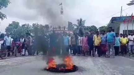 তুফানগঞ্জ ২: প্লাইউড মিল অন্যত্র স্থানান্তরের প্রতিবাদে শালডাঙ্গা এলাকায় রাজ্য সড়কে টায়ার জ্বালিয়ে অবরোধ শ্রমিকদের