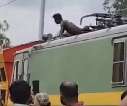बिहार के सहरसा में रेल के इंजन पर चढ़कर रील बना रहे युवक को लगा करंट, हालत गंभीर
Source: @Md Sarfraz Alam