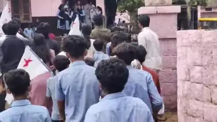 ഒറ്റപ്പാലം: അധ്യാപകന്റെ ഫേസ്ബുക്ക് പോസ്റ്റിനെതിരെ ചുനങ്ങാട് എ.വി.എം സ്കൂളിൽ വിദ്യാർത്ഥി പ്രതിഷേധം