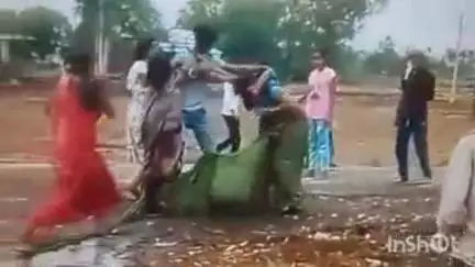 रॉबर्ट्सगंज: रॉबर्ट्सगंज के मदार गांव में महिलाओं के बीच मारपीट का वीडियो वायरल, पीड़ित महिलाओं ने कोतवाली में दी तहरीर