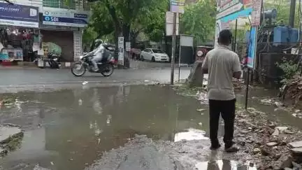 इटावा: दोपहर बाद से हो रही लगातार झमाझम बारिश से रेलवे लाइन के पार फ्रेंड्स कॉलोनी इलाके में जगह-जगह भरा पानी