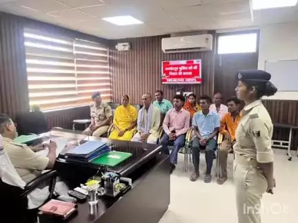 बेगूसराय: कार्यालय कक्ष में डीआईजी ने लगाया जनता दरबार, 13 फरियादियों की सुनी फरियाद