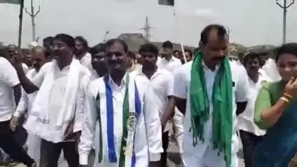 ఆర్డిటి సంస్థ మనగడ కోసం చేస్తున్న పాదయాత్రకు తన సంఘీభావం ప్రకటించిన మడకశిర వైకాపా ఇన్చార్జ్.