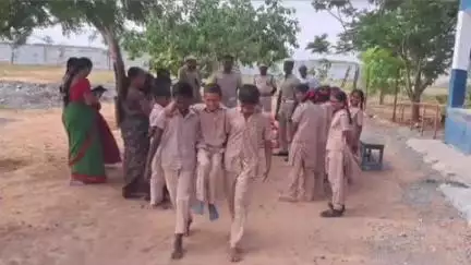 திருச்சுழி: காரனேந்தல் அரசுப் பள்ளியில் பேரிடர் காலங்களில் மேற்கொள்ள வேண்டிய முன்னெச்சரிக்கை நடவடிக்கை குறித்து செயல்முறை விளக்கம் அளிக்கப்பட்டது